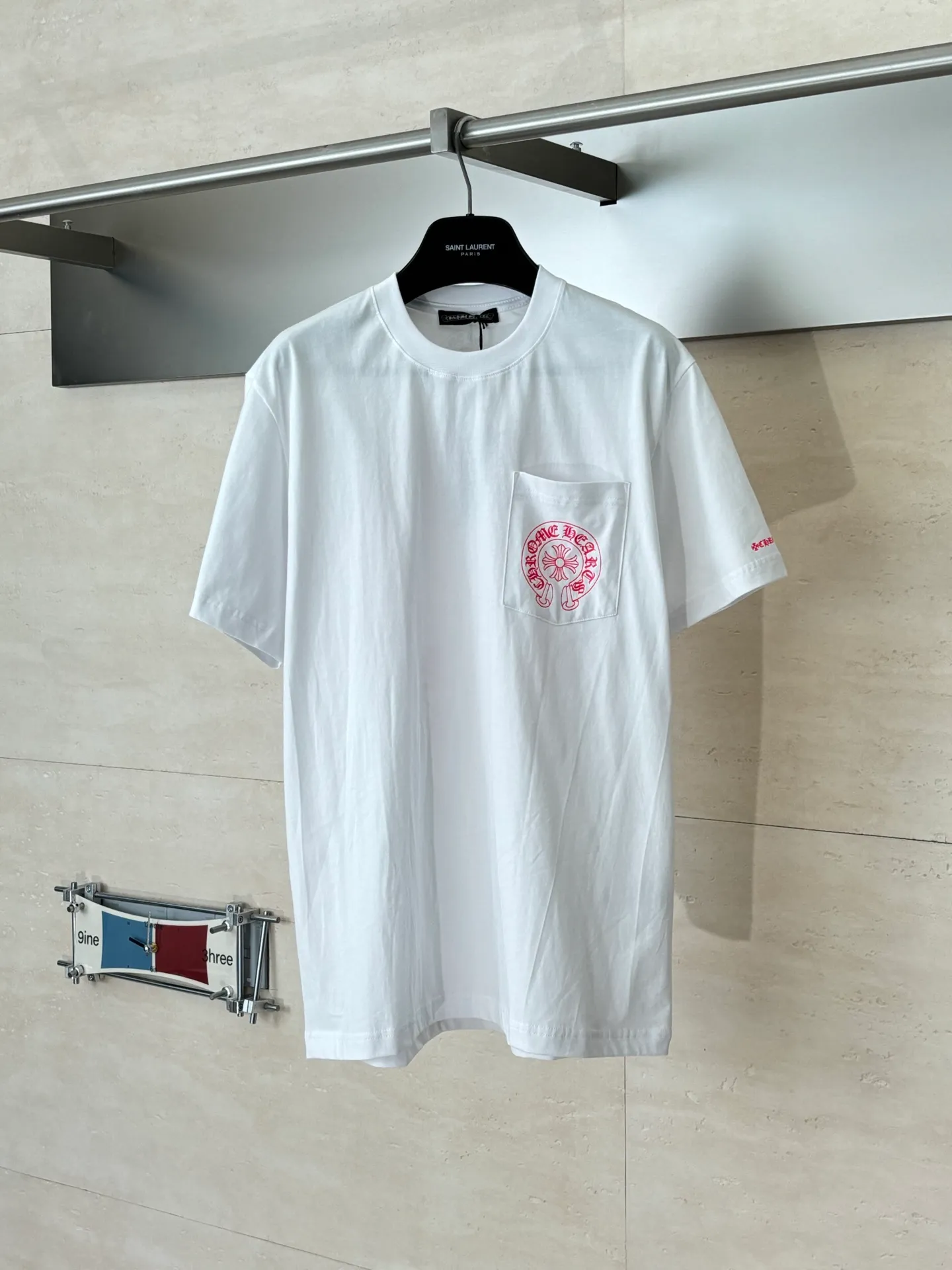 P226 Chrome Heart*/Chrome Heart Horseshoe print pocket printed short-sleeved T-shirt Made of the same heavy-weight pure cotton material as the original, high-count yarn is light, thin and breathable. Imported ink three-dimensional printing, skin-friendly and breathable. And through anti-shrinkage treatment, it will not be easily deformed after long-term wear. The imported ink has passed Oeko-Tex Standard 100 environmental protection certification. The color fastness reaches level 4-5, and there is no obvious fading after 50 times of washing. Strictly proofread the color management system of digital printing. Custom woven and dyed, no color difference from the original version Size: S/M/L